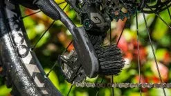 Muc-Off Brosse Tyre & Cassette -Topeak Soldes HIGHLIGHT 2 Tyre Cassette Brush b72d66f5 2b62 4d77 a8f9 ff7c6308d845 950x crop center