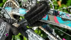 Muc-Off Brosse Two Prong 9 Muc-Off Brosse Two Prong -Topeak Soldes Two Prong Brush PDP Highlight 950x crop center
